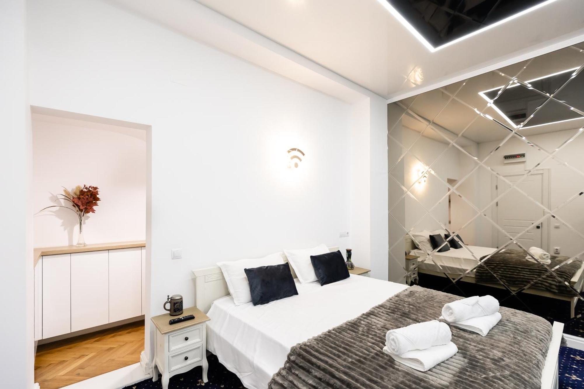 Central Studios In Piata Romana Bucharest Room photo